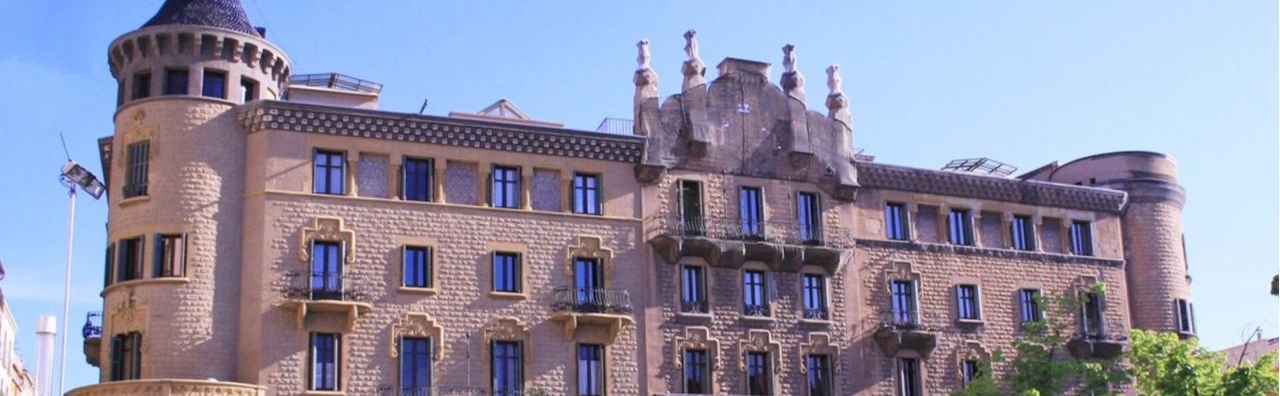 Un castillo en lo alto de un edificio

El contenido generado por IA puede ser incorrecto.